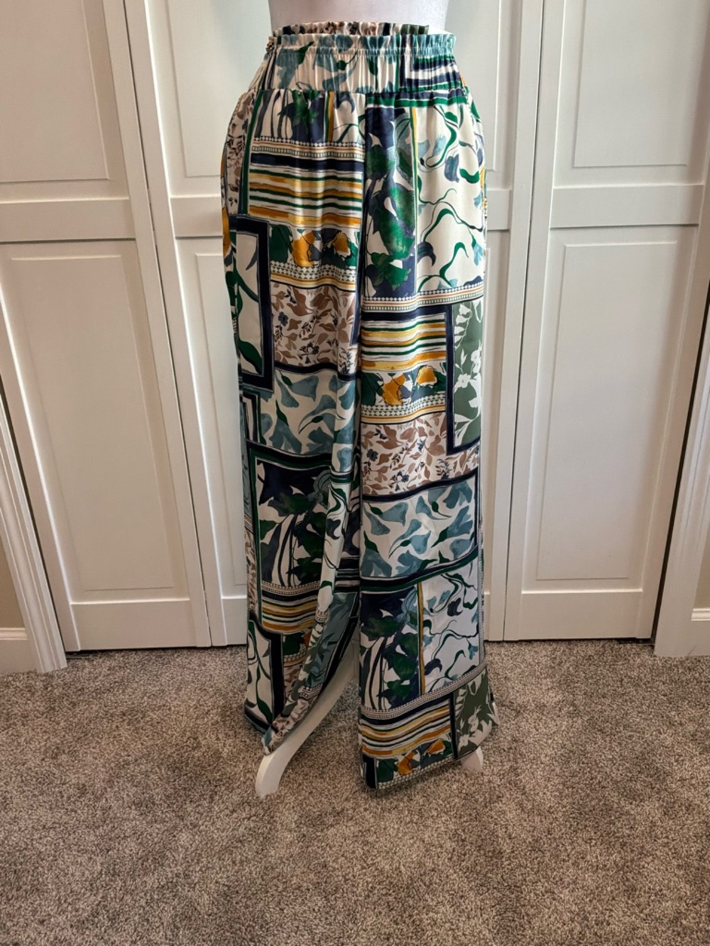 Chico's Floral Print Pull-On Straight Leg Pants in Green, Navy & Cream